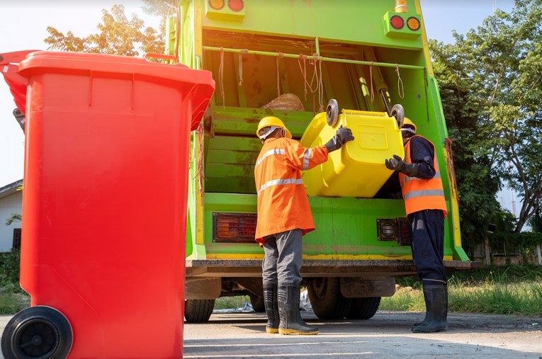 Best waste management in Qatar, Waste collection team providing the best garbage bin service in Qatar